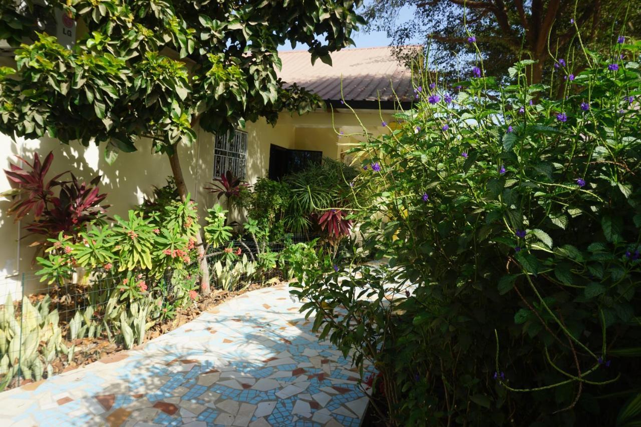 B & B Villa Calliandra Bijilo Exterior photo